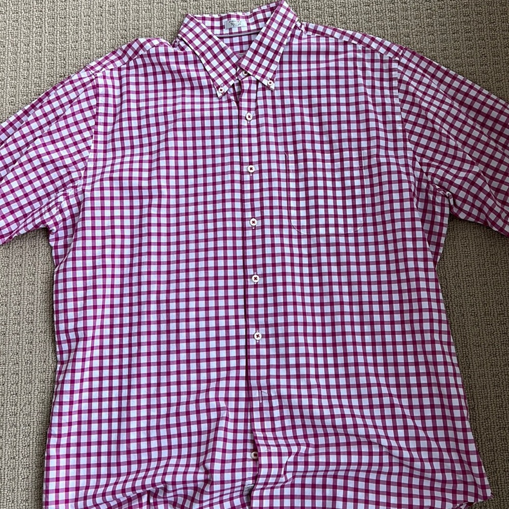 Short sleeve Peter Millar shirt. Pink and white.